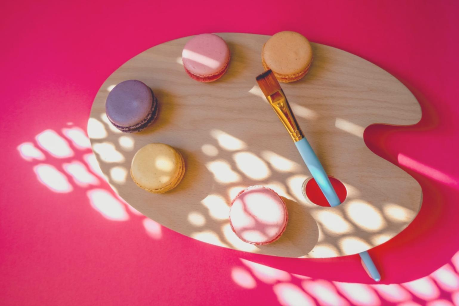 Современное рабочее место цифрового художника с планшетом и мониторами