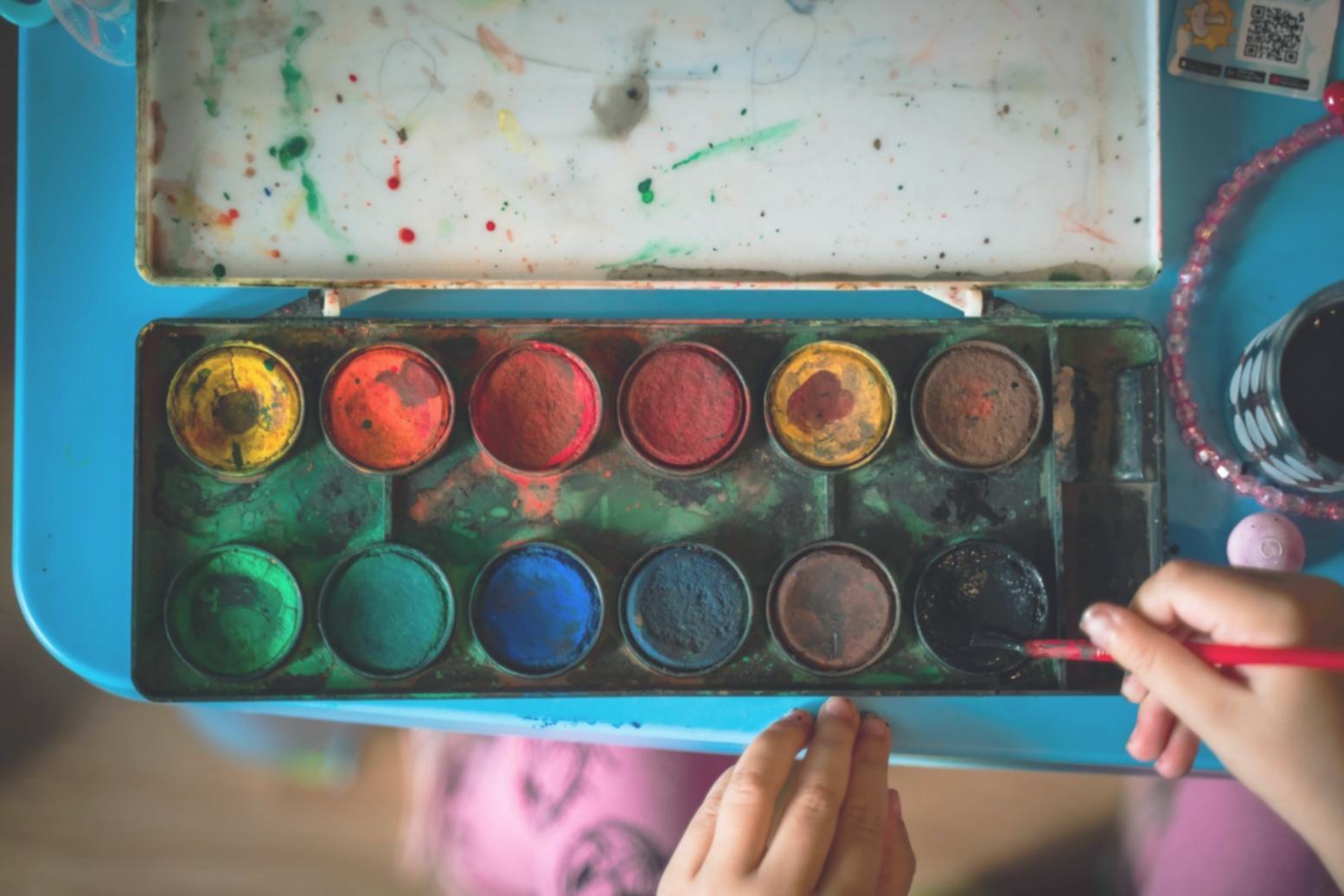 Студент создает цифровую иллюстрацию персонажа фэнтези